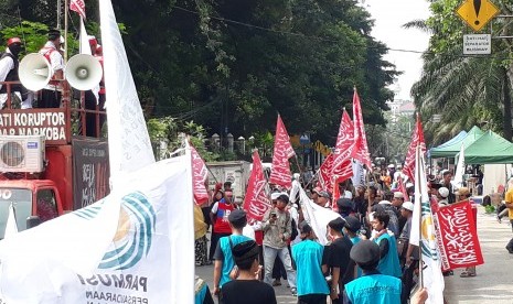 Massa pro dan kontra dalam sidang penistaan agama dengan terdakwa Basuki 'Ahok' Tjahaja Purnama di Gedung Kementerian Pertanian, Jakarta Selatan, Selasa (21/3).