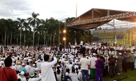 Massa reuni aksi 212 di Lapangan Monas, Jakarta, Sabtu (2/12).