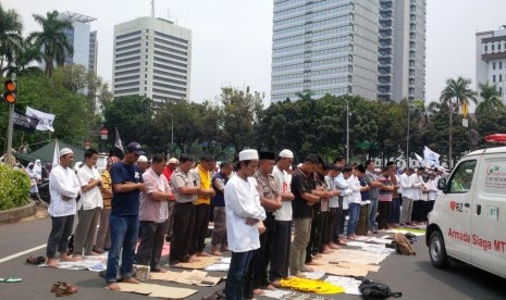 Massa shalat Jumat di jalan, Jumat (4/11).