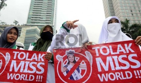  Massa simpatisan dari berbagai ormas Islam melakukan aksi menolak kontes Miss World di Bundaran HI, Jakarta, Selasa (3/9).  (Republika/ Tahta Aidilla)