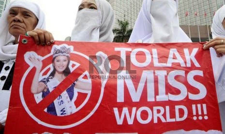  Massa simpatisan dari berbagai ormas Islam melakukan aksi menolak kontes Miss World di Bundaran HI, Jakarta, Selasa (3/9).  (Republika/ Tahta Aidilla)