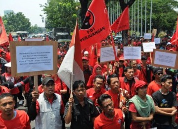 Massa simpatisan Partai Demnokrasi Indonesia Perjuangan (PDIP) berunjuk rasa menolak kenaikan harga bahan bakar minyak (BBM) di Jalan Merdeka Barat, Jakarta, Senin (26/3). (Republika/Aditya Pradana Putra)