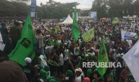 Massa simpatisan PPP memadati Lapangan Dadaha, Kota Tasikmalaya,  Jumat (12/4).