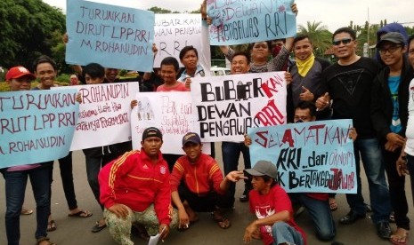 Massa tergabung dalam Gerakan Perubahan untuk Rakyat (Geram) menggelar aksi di depan genung DPD dan menuntut Dirut RRI mundur 