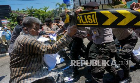 Massa terlibat aksi dorong dengan aparat saat simulasi Sistem Pengamanan Kota (Sispamkota) di Pekalongan, Jawa Tengah, Jumat (18/9/2020). Polres Pekalongan Kota mengadakan latihan simulasi Sispamkota menghadapi Pilkada serentak 2020 untuk menciptakan situasi yang aman dan kondusif dari tindakan anarkis.