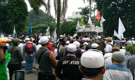 Massa Umat Islam kawal sidang kasus penistaan agama ke 12 di depan Kementerian Pertanian, Selasa (28/2).