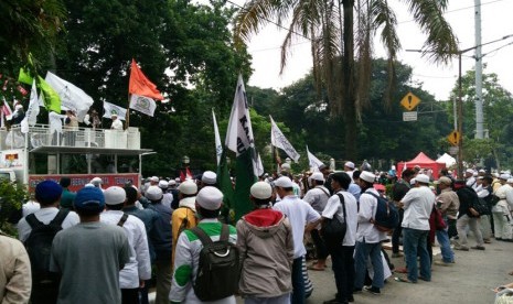 Massa Umat Islam kawal sidang kasus penistaan agama ke-12 di depan Kementerian Pertanian, Selasa (28/2).