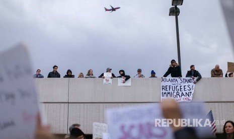 Massa unjuk rasa menolak kebijakan Trump yang melarang pendatang muslim ke Amerika di Bandara Internasional Hartsfield-Jackson Atlanta I