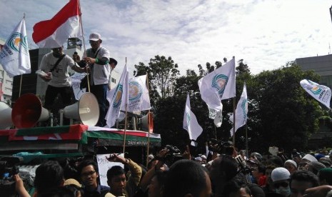 Massa yang berasal dari berbagai ormas menggelar orasi di depan Pengadilan Negeri Jakarta Utara, menuntut Ahok langsung ditahan.