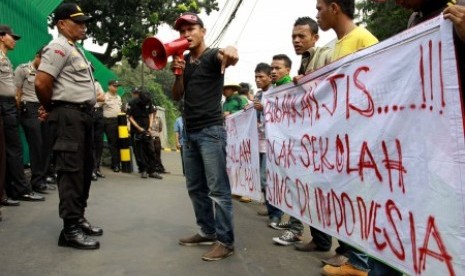 Massa yang mengatasnamakan Solidaritas Pergerakan Mahasiswa Indonesia melakukan unjuk rasa di depan gerbang Jakarta International School (JIS), Jaksel, Jumat (6/6).