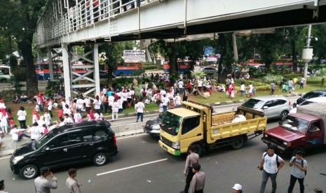 Massa yang meramaikan Parade Bhineka Tunggal Ika di Bundaran Bank Indonesia, Sabtu (19/11).