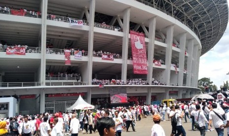 Massa yang sudah berkumpul sejak pagi pun meminta pintu SUGBK, Jakarta Pusat segera dibuka oleh panitia, Sabtu (13/4).