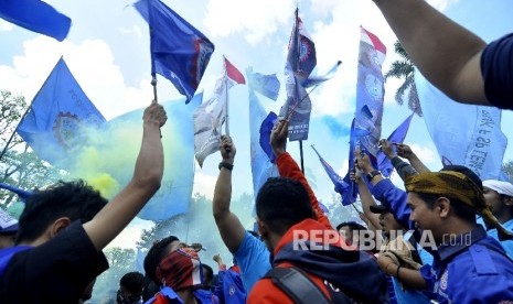 Massa yang tergabung 4 Federasi Serikat Pekerja Anggota Serikat Pekerja Seluruh Indonesia (4 FSPA SPSI) melakukan aksi unjuk rasa dalam rangka May Day 2017 di depan Gedung Sate, Jalan Diponegoro, Kota Bandung, Senin (1/5).