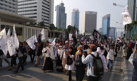 Massa yang tergabung dalam Aksi Mujahid 212 Selamatkan NKRI bergerak dari Bundaran HI ke Istana Negara, Sabtu (28/9).