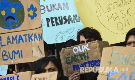 Massa yang tergabung dalam Aliansi Gerakan Untuk Perubahan Iklim Jawa Barat melakukan Aksi Jeda Untuk Iklim di depan Bandung Indah Plaza, Kota Bandung, Jumat (20/9).