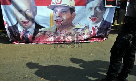  Massa yang tergabung dalam Aliansi Indonesia Society for Humanity (ISFH) melakukan aksi unjuk rasa menolak rencana kunjungan Presiden Mesir Abdel Fattah Al Sisi di depan Istana Negara, Jakarta, Kamis (3/9). (Republika/Rakhmawaty La'lang)