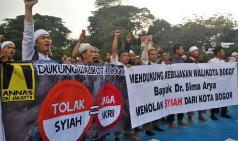 Massa yang tergabung dalam Aliansi Nasional Anti Syiah (ANNAS) membentangkan spanduk saat aksi menolak keberadaan paham Syiah di Lapangan Sempur, Kota Bogor, Jawa Barat, Jum'at (30/10).