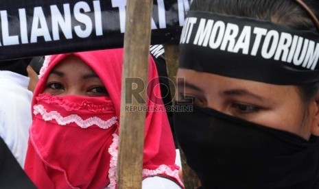 Massa yang tergabung dalam Aliansi TKI Menggungat melakukan aksi unjuk rasa di depan Istana Negara, Jakarta, Selasa (7/4).