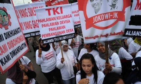 Massa yang tergabung dalam Aliansi TKI Menggungat melakukan aksi unjuk rasa di depan Istana Negara, Jakarta, Selasa (7/4).