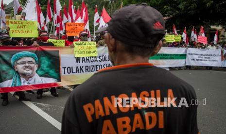 Massa yang tergabung dalam Aliansi Warga Kota Solo Menolak Rizieq Shihab melakukan aksi unjuk rasa di Gladak, Solo, Jawa Tengah, Sabtu (21/11/2020). Aksi penolakan rencana safari dakwah Rizieq Shihab di Kota Solo tersebut dibubarkan oleh Kepolisian karena melanggar protokol kesehatan.