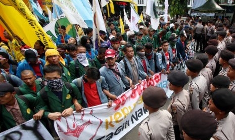 Massa yang tergabung dalam Badan Eksekutif Mahasiswa Seluruh Indonesia (BEM SI) melakukan demo di kawasan Monas, Jakarta, Kamis (20/10). 