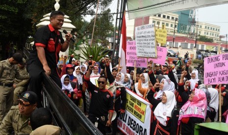 Massa yang tergabung dalam Dewan Kesehatan Rakyat (DKR) Kota Depok melakukan aksi keprihatinan terhadap kasus kematian bayi Deborah di Balai Kota Depok, Jawa Barat, Jum'at (15/9). 