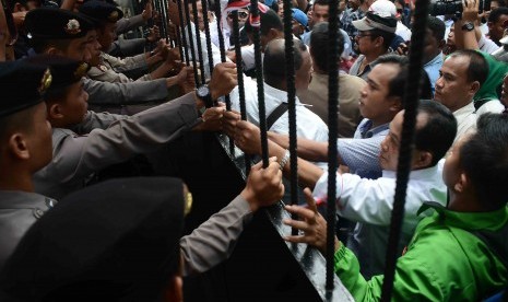 Massa yang tergabung dalam Dewan Rakyat Jakarta menyegel pintu gerbang Komisi Penyelenggaraan Pemilu (KPU) saat berunjukrasa didepan Gedung KPU, Jakarta, Senin (4/8). 