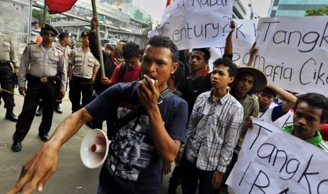  Massa yang tergabung dalam Forum Indonesia Semesta (FIS) berunjukrasa menuntut penuntasan kasus Century di depan Gedung KPK, Jakarta, Jumat (7/3).  (Antara/Yudhi Mahatma)