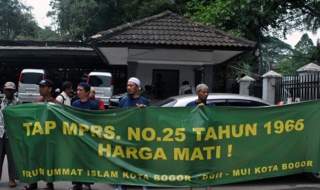  Massa yang tergabung dalam Forum Umat Islam, Dewan Dakwah Islamiyah Indonesia dan MUI Kota Bogor melakukan aksi penolakan terhadap paham komunis PKI di Gedung DPRD Kota Bogor, Jawa Barat, Rabu (30/9). 