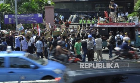 Massa yang tergabung dalam Front Driver Online melakukan aksi unjuk rasa di depan Maspion Plaza, Jalan Gunung Sahari, Pademangan, Jakarta Utara, Selasa (4/7).