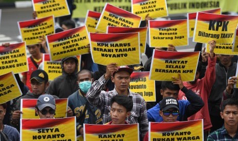 Massa yang tergabung dalam Generasi Muda Golkar melakukan unjuk rasa di depan gedung KPK, Jakarta, Senin (13/11).