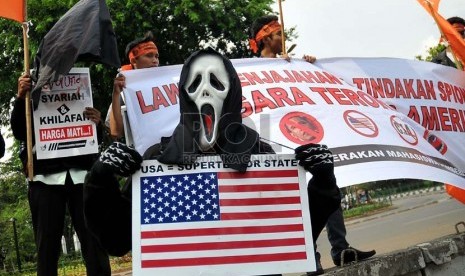    Massa yang tergabung dalam Gerakan Mahasiswa Pembebasan menggelar aksi unjukrasa di depan Kedubes Amerika Serikat, Jakarta, Selasa (12/11).  (Republika/Prayogi)