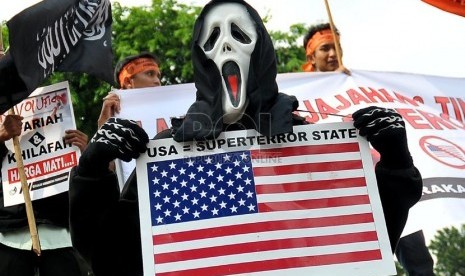    Massa yang tergabung dalam Gerakan Mahasiswa Pembebasan menggelar aksi unjukrasa di depan Kedubes Amerika Serikat, Jakarta, Selasa (12/11).  (Republika/Prayogi)