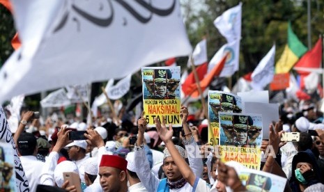 Massa yang tergabung dalam Gerakan Nasional Pengawal Fatwa MUI (GNPF MUI) melakukan aksi di Jalan Merdeka Utara , Jakarta, Jumat (5/5).