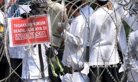 Massa yang tergabung dalam Gerakan Nasional Pengawal Fatwa MUI (GNPF MUI) melakukan aksi di Jalan Merdeka Utara , Jakarta, Jumat (5/5).