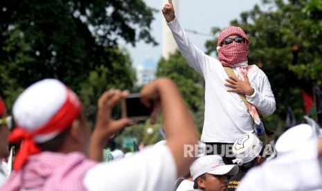 Massa yang tergabung dalam Gerakan Nasional Pengawal Fatwa MUI (GNPF MUI) melakukan aksi di Jalan Merdeka Utara , Jakarta, Jumat (5/5).