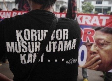 Massa yang tergabung dalam gerakan Pemuda Kebangsaan, menggelar aksi unjuk rasa di depan gedung KPK, Jakarta. Mereka menuntut KPK untuk mengusut sejumlah kasus korupsi.