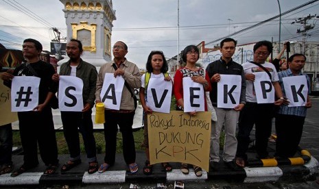 Massa yang tergabung dalam Gerakan Rakyat Anti Korupsi Yogyakarta melakukan aksi di Perempatan Tugu, Yogyakarta, Jumat (23/1). 