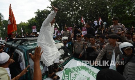 Massa yang tergabung dalam GNPF MUI melakukan aksi kawal sidang ahok dengan agenda pemeriksaan saksi di Auditorium Kementerian Pertanian, Jakarta Selatan, Selasa (3/1).