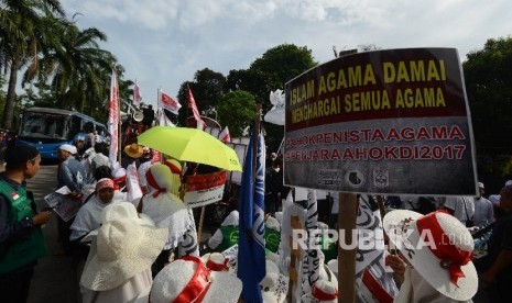 Massa yang tergabung dalam GNPF MUI melakukan aksi kawal sidang ahok dengan agenda pemeriksaan saksi di Auditorium Kementerian Pertanian, Jakarta Selatan, Selasa (3/1)