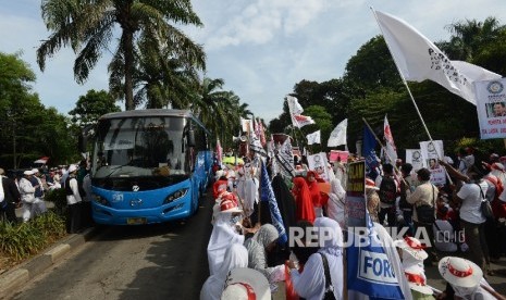 Massa yang tergabung dalam GNPF MUI melakukan aksi kawal sidang ahok dengan agenda pemeriksaan saksi di Auditorium Kementerian Pertanian, Jakarta Selatan, Selasa (3/1).