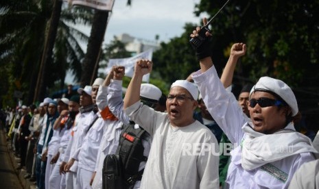 Massa yang tergabung dalam GNPF MUI melakukan aksi kawal sidang ahok dengan agenda pemeriksaan saksi di Auditorium Kementerian Pertanian, Jakarta Selatan, Selasa (3/1). 