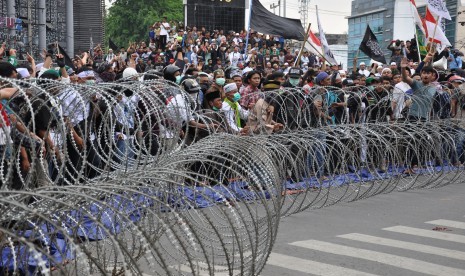 Massa yang tergabung dalam GNPF Sumut melakukan aksi unjukrasa di depan kantor Bawaslu Sumut di Medan, Sumatera Utara, Rabu (22/5/2019).