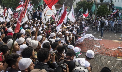 Massa yang tergabung dalam Himpunan Mahasiswa Islam (HMI) turut berunjuk rasa dalam Aksi Bela Islam II pada Jumat (4/11) di Jakarta. 