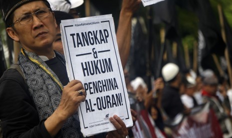 Massa yang tergabung dalam Hizbut Tahrir Indonesia (HTI) Jabar berunjukrasa terkait kasus pelecehan Al-Qur'an oleh Gubernur DKI Jakarta Basuki Tjahaja Purnama (Ahok) di depan Gedung Sate Bandung, Jawa Barat, Jumat (14/10).