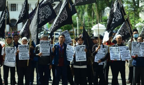 Members of Hizbut Tahrir Indonesia (HTI) in West Java staged a rally in front of Gedung Sate, Diponegoro Street, Bandung city, on Friday (December 16, 2016).