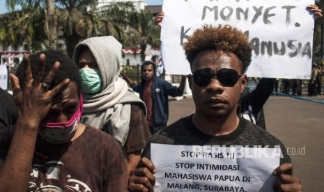 Massa yang tergabung dalam Ikatan Mahasiswa Papua Sejawa-Bali melakukan aksi unjukrasa damai di Depan Gedung Sate, Bandung, Jawa Barat, Senin (19/8/2019). 