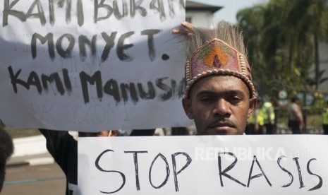 Massa yang tergabung dalam Ikatan Mahasiswa Papua Sejawa-Bali melakukan aksi unjukrasa damai di Depan Gedung Sate, Bandung, Jawa Barat, Senin (19/8/2019).