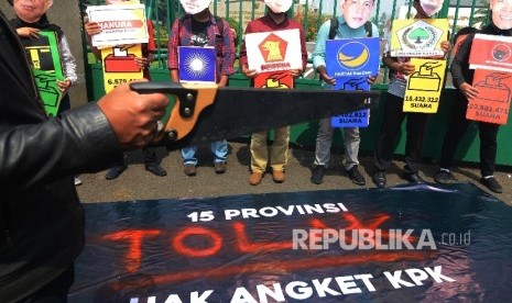 Massa yang tergabung dalam Jaringan Daerah Tolak Angket KPK melakukan aksi simpatik di depan gedung DPR, Senayan, Jakarta, Rabu (19/7).