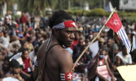 [Arsip] Massa yang tergabung dalam kelompok mahasiswa Papua anti rasisme, kapitalisme, kolonialisme dan militerisme menggelar unjuk rasa di depan Istana Merdeka Jakarta, Indonesia pada Kamis 22 Agustus 2019. Dalam aksi tersebut mereka mengutuk pelaku pengepungan asrama kamasan Papua di Surabaya serta mendesak untuk menangkap dan mengadili aktor intelektual dibalik peristiwa tersebut. 